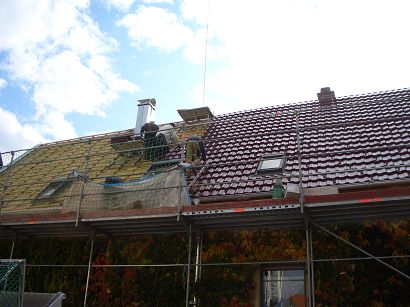 Das große Dach wird mit schmutz- und moosabweisenden Ziegeln bedeckt